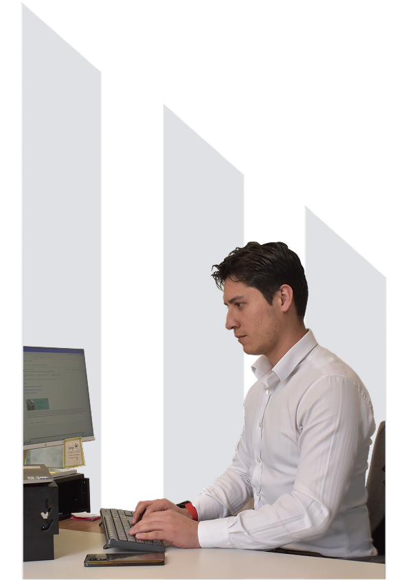 Hombre en computador contactanos